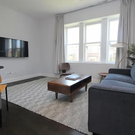 Frontdesk Updated 2 Bedroom Apt With Full Kitchen